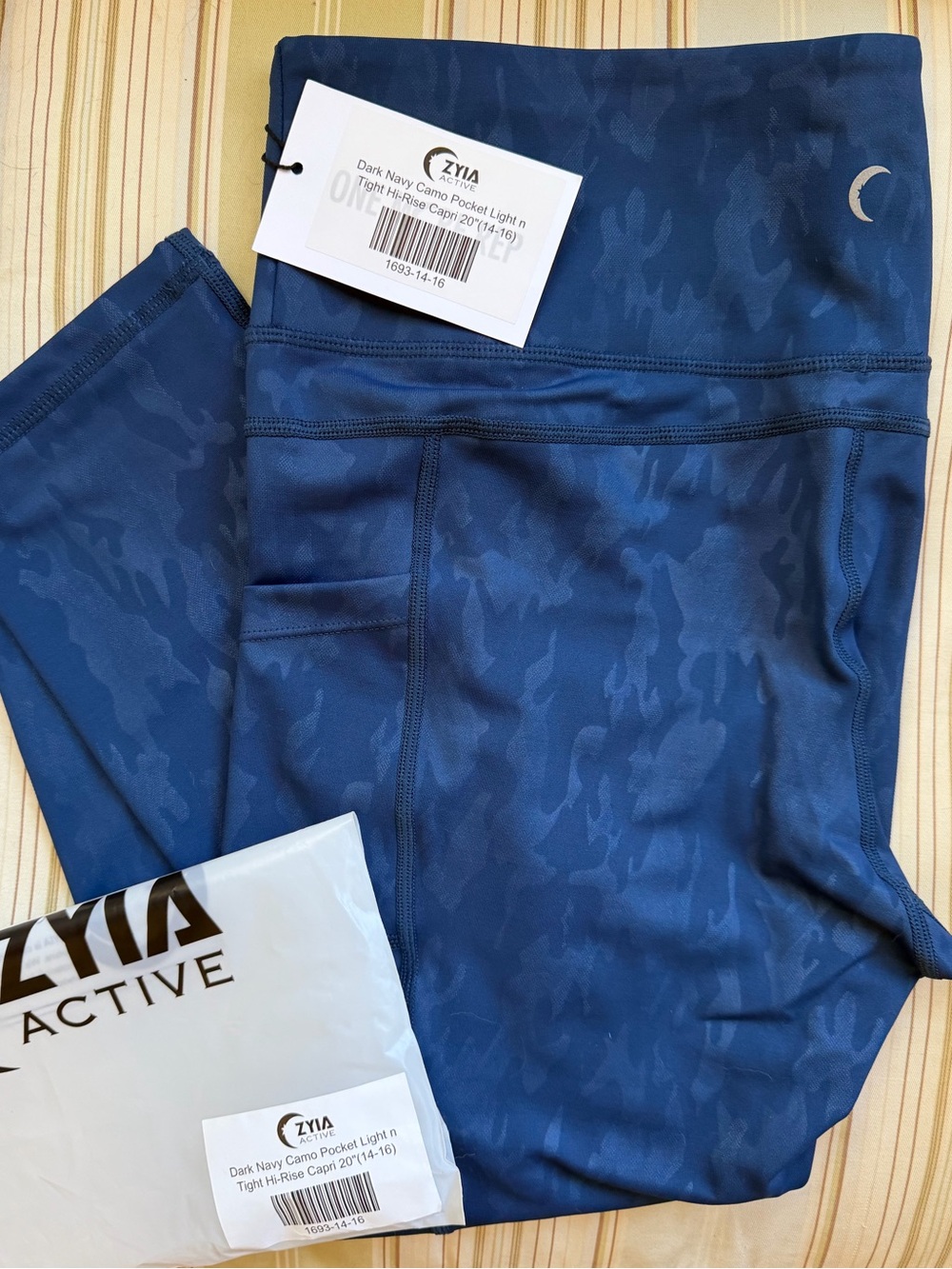 Zyia Active NWT Dark Navy Camo Capri leggings (14-16)